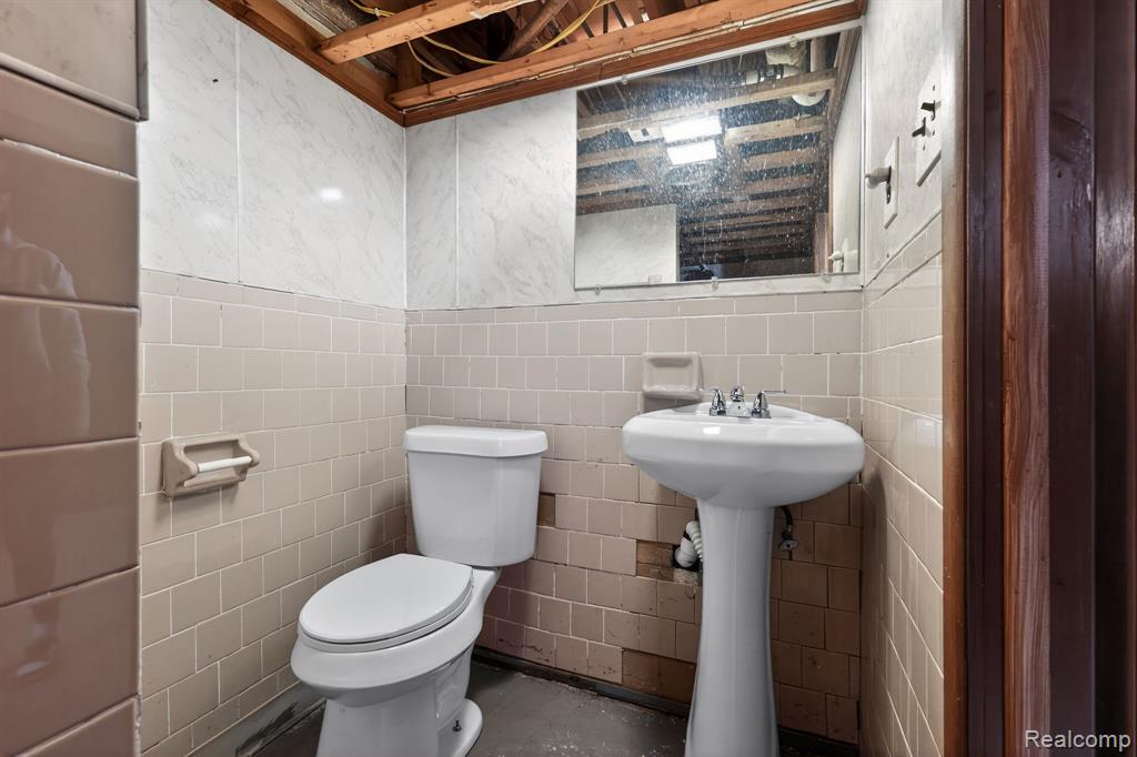 1042 Trevor Place Property Photo 15