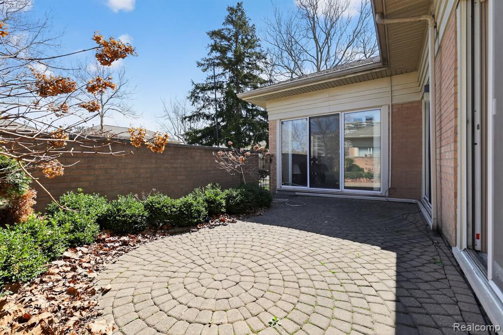 1042 Trevor Place Property Photo 18
