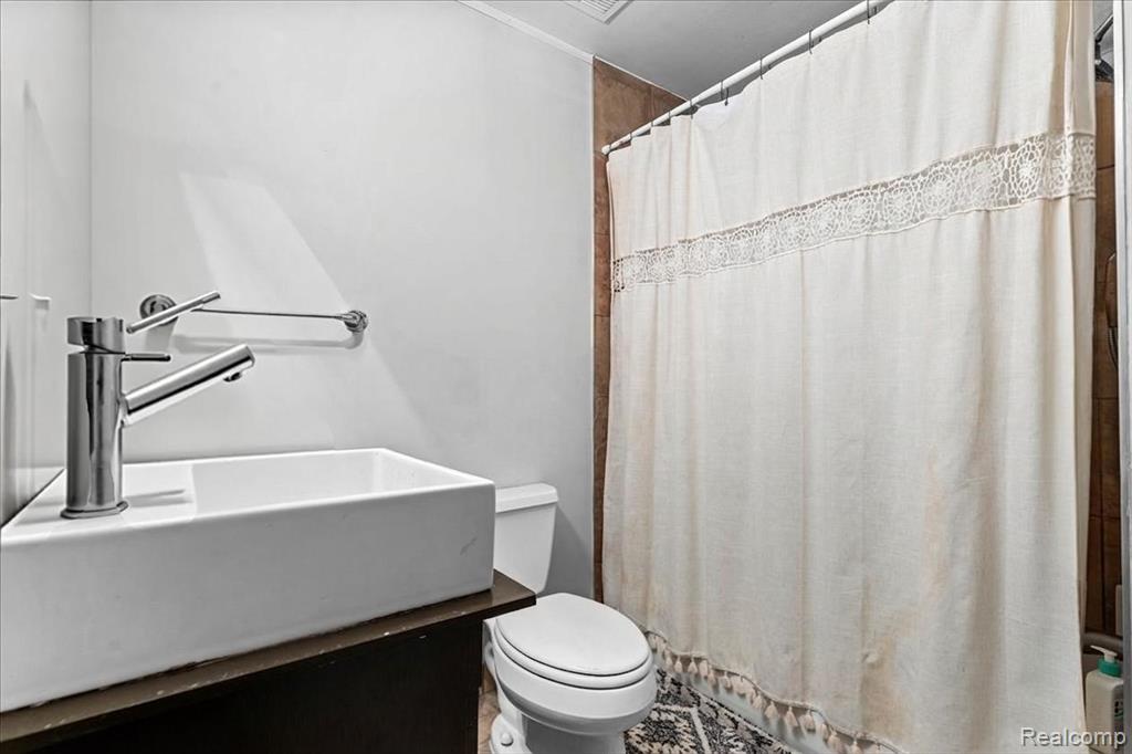 6533 E Jefferson Avenue Property Photo 10