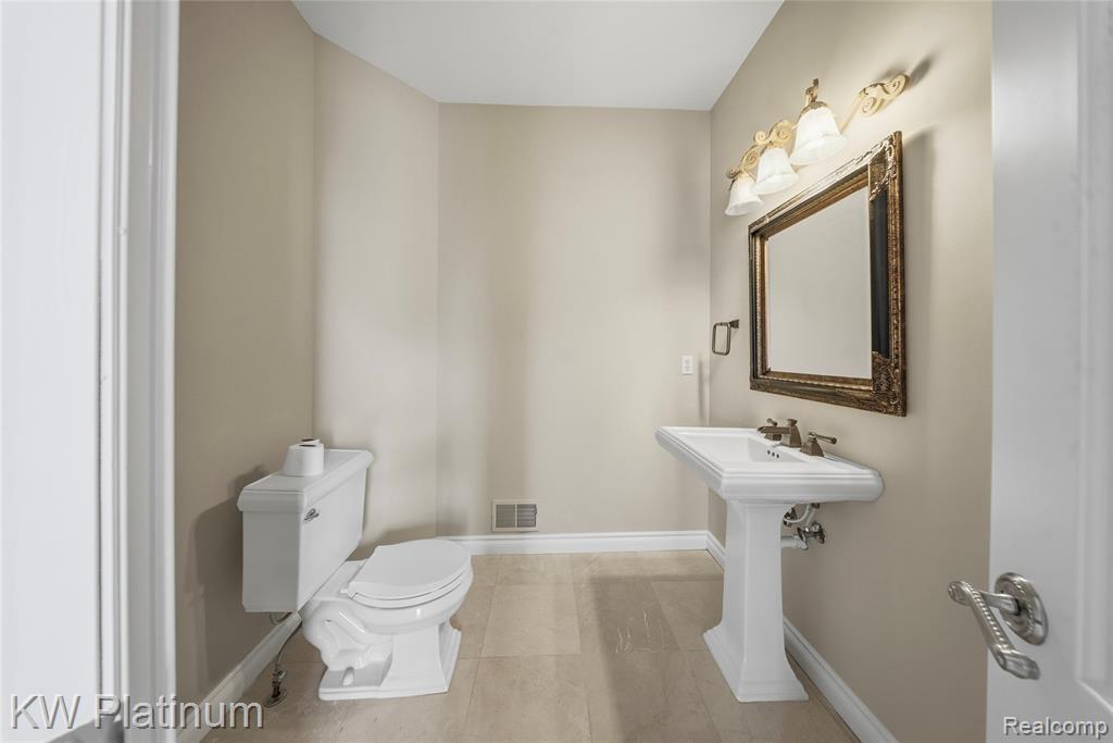 48877 Point Lakeview Drive Property Photo 32
