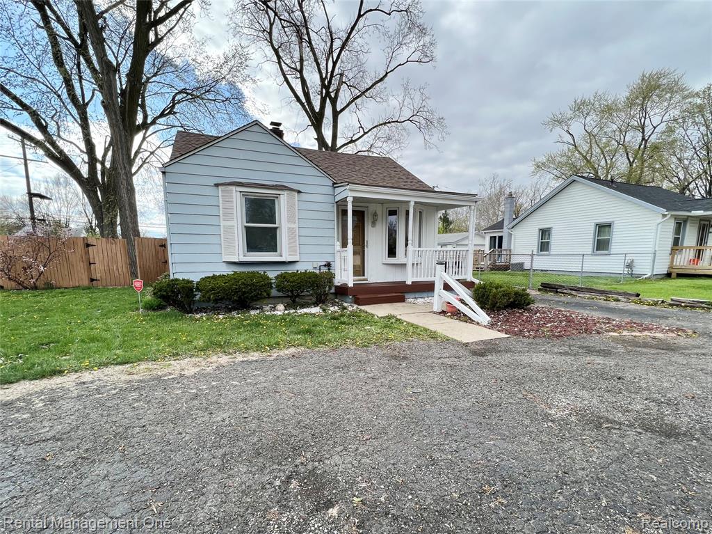 7531 N Inkster Road Property Photo 1