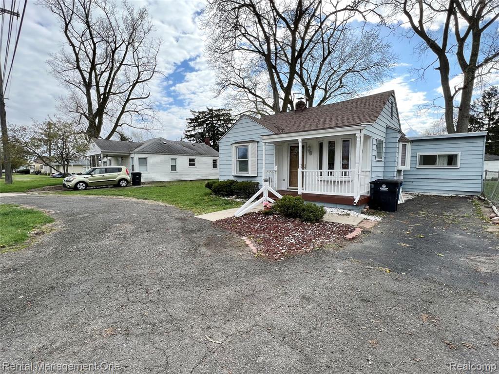 7531 N Inkster Road Property Photo 2