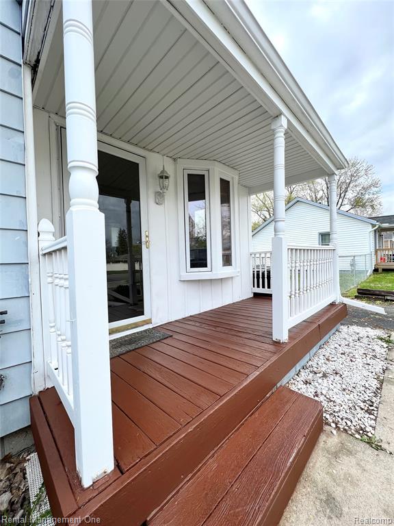 7531 N Inkster Road Property Photo 3