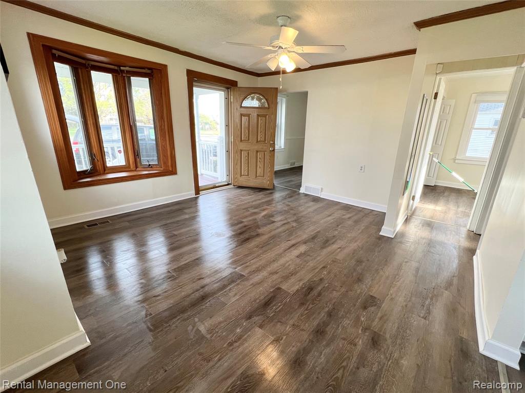 7531 N Inkster Road Property Photo 4
