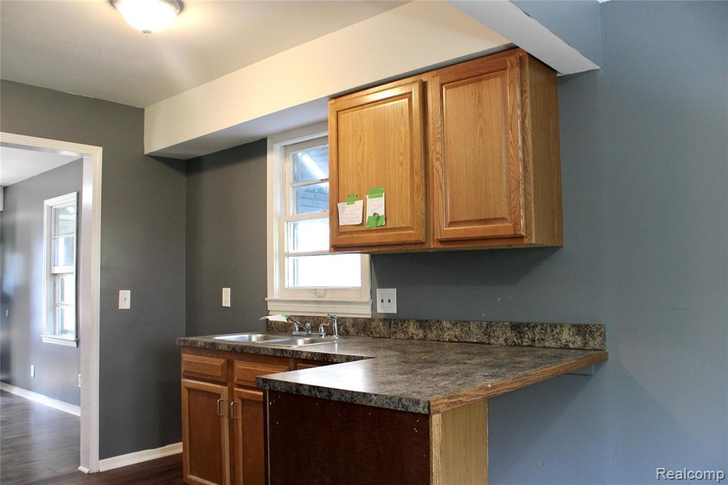 3922 Herrick Street Property Photo 4