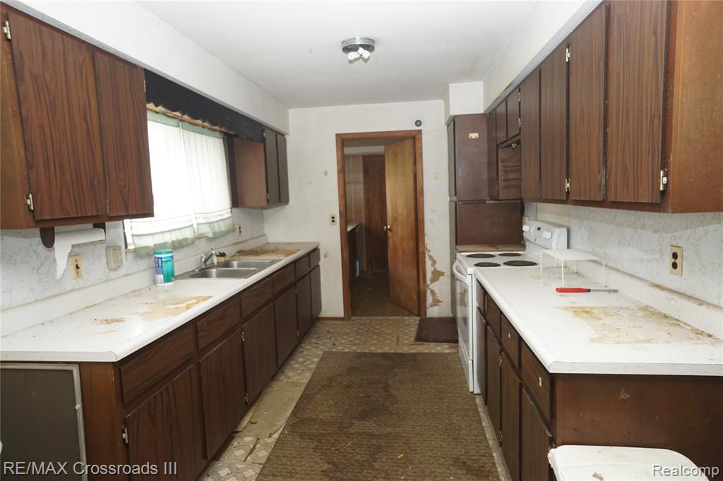 7047 Haggerty Road Property Photo 2