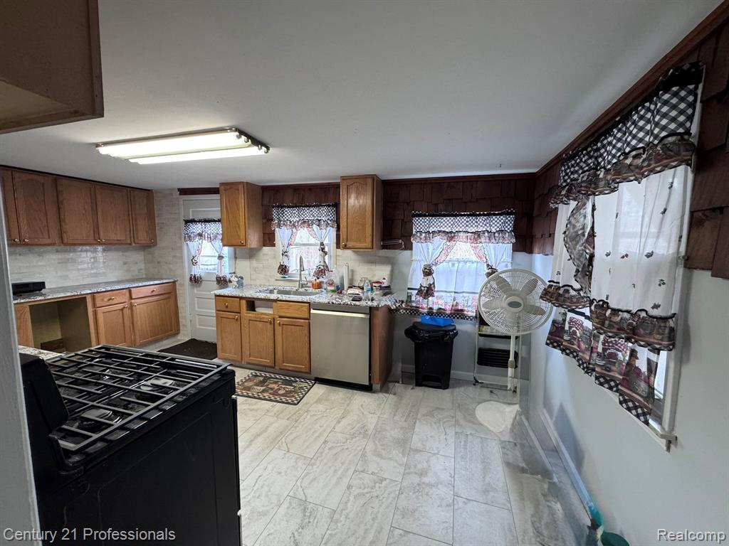 2021 W Rose Center Road Property Photo 18
