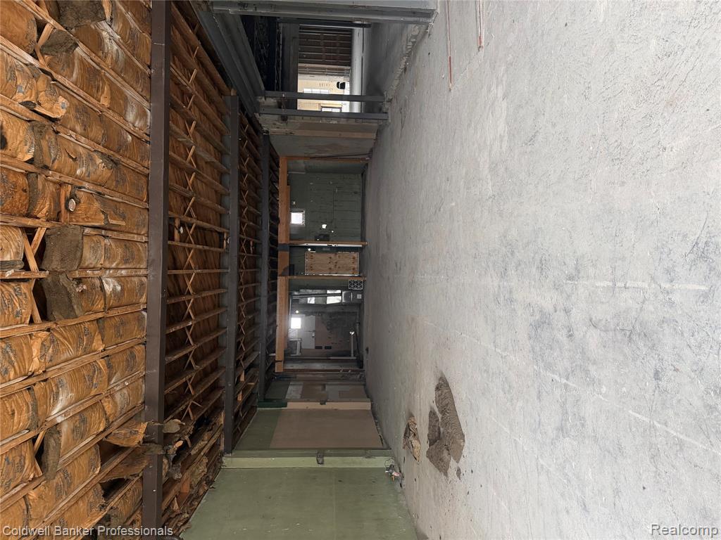 118 E Grand River Avenue Property Photo 3