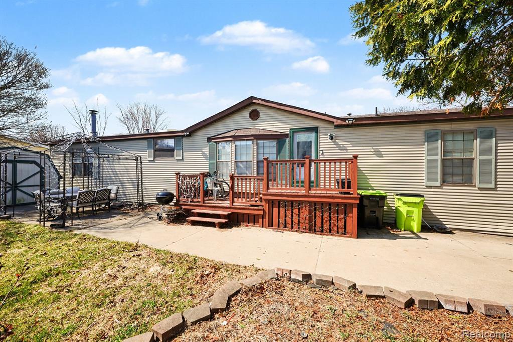 23312 Crystal Dr Property Photo 1