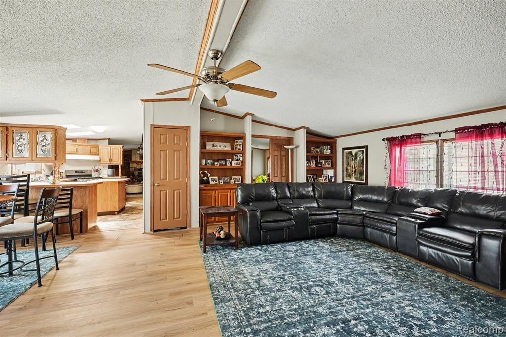 23312 Crystal Dr Property Photo 4