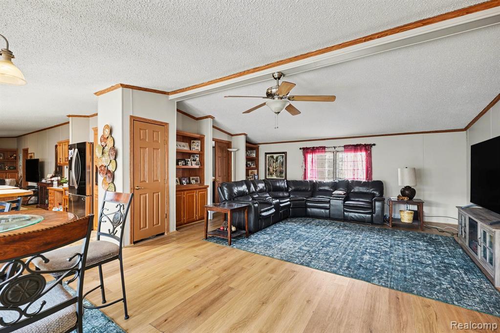 23312 Crystal Dr Property Photo 5