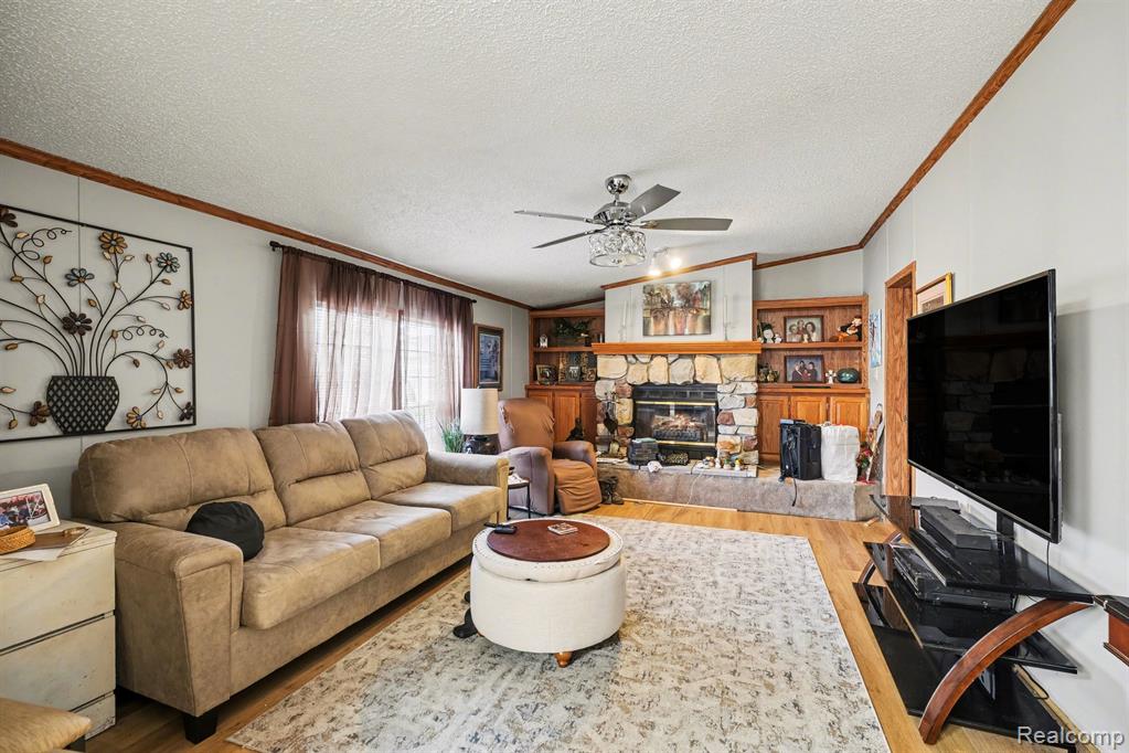23312 Crystal Dr Property Photo 6