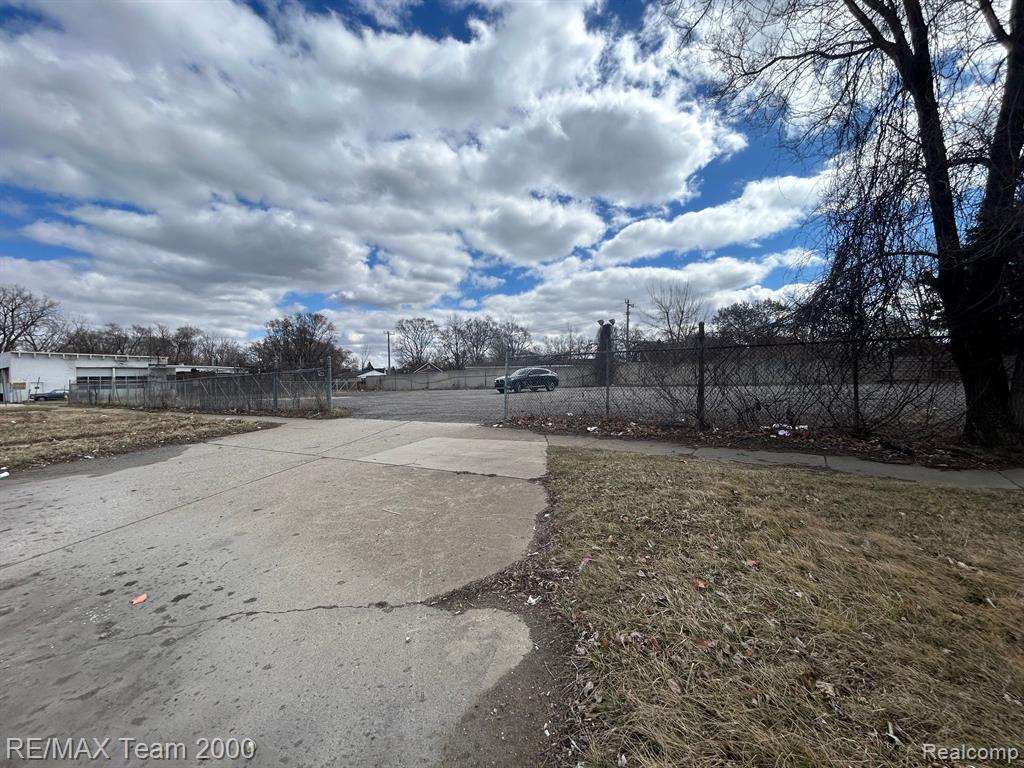 2400 S Schaefer Highway Property Photo 1