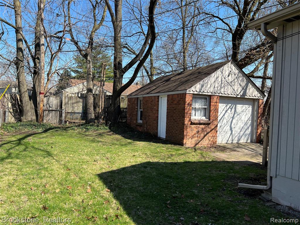 23280 Forest Street Property Photo 4