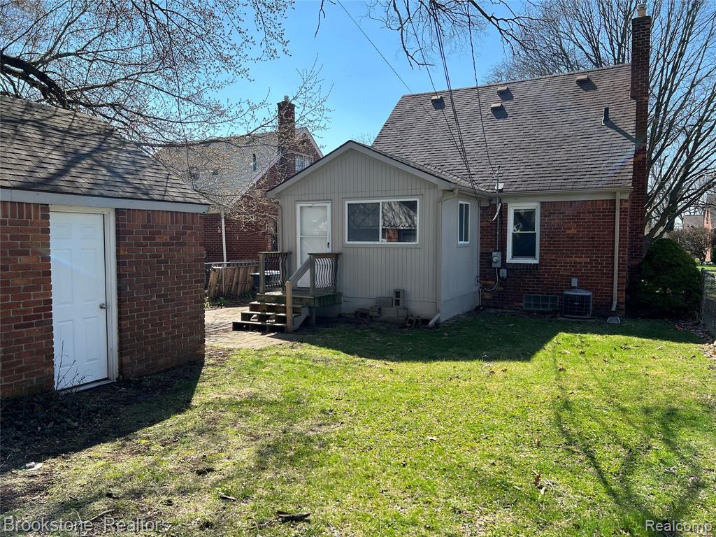 23280 Forest Street Property Photo 5