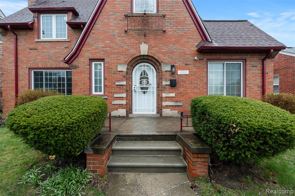 13910 Grandmont Avenue Property Photo 4