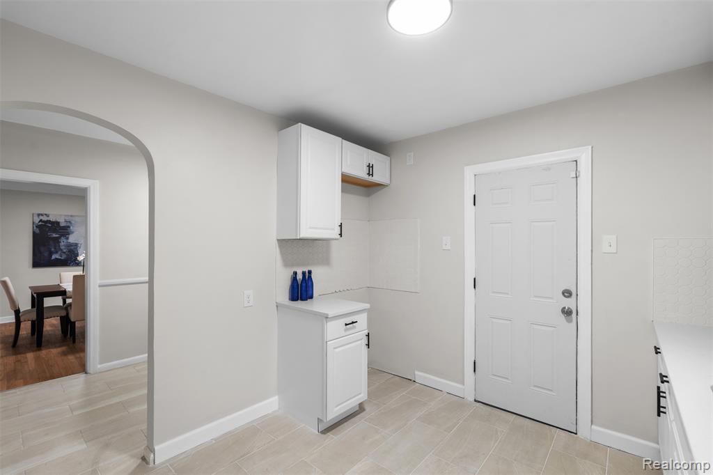 13910 Grandmont Avenue Property Photo 8