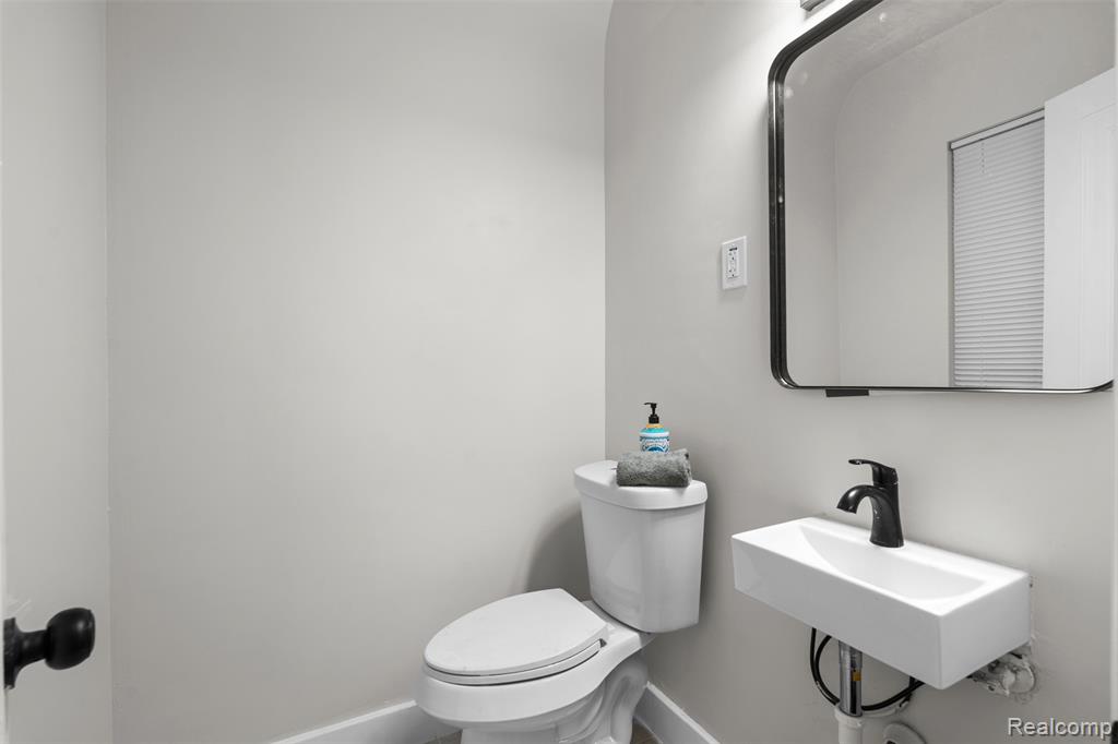 13910 Grandmont Avenue Property Photo 18