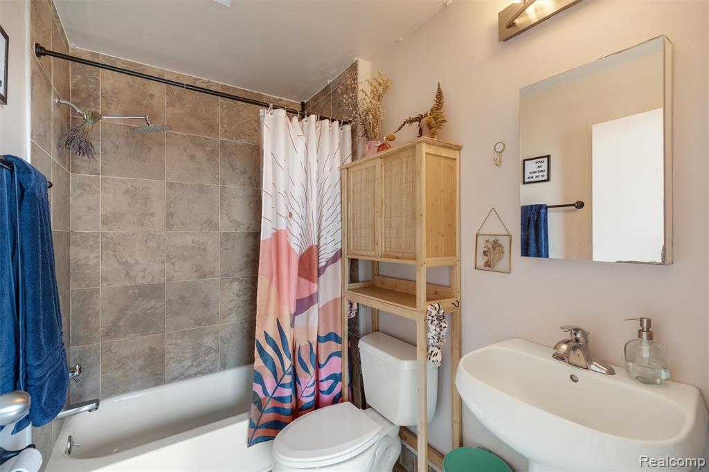 6533 E Jefferson Property Photo 5