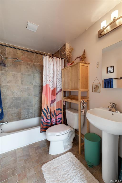 6533 E Jefferson Property Photo 6