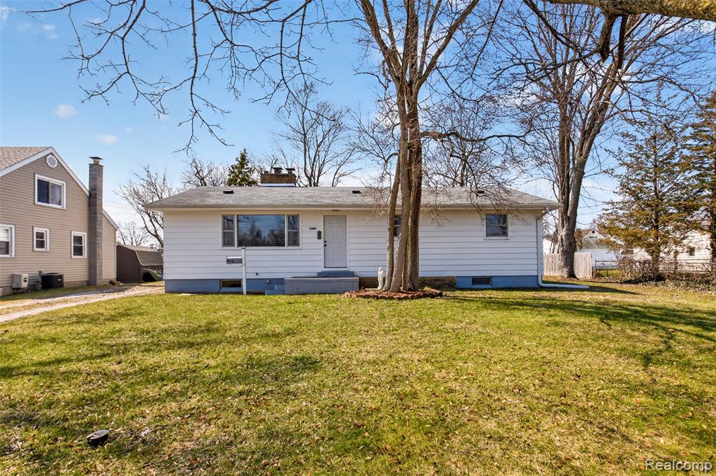 2300 S Lincoln Property Photo 3