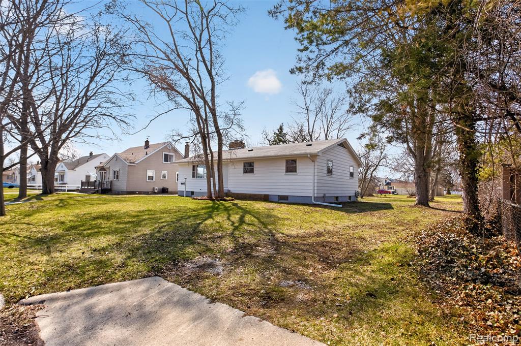 2300 S Lincoln Property Photo 4