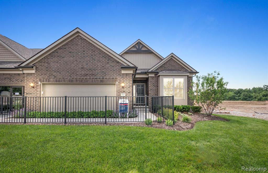 868 KELPIE Drive Property Photo 1