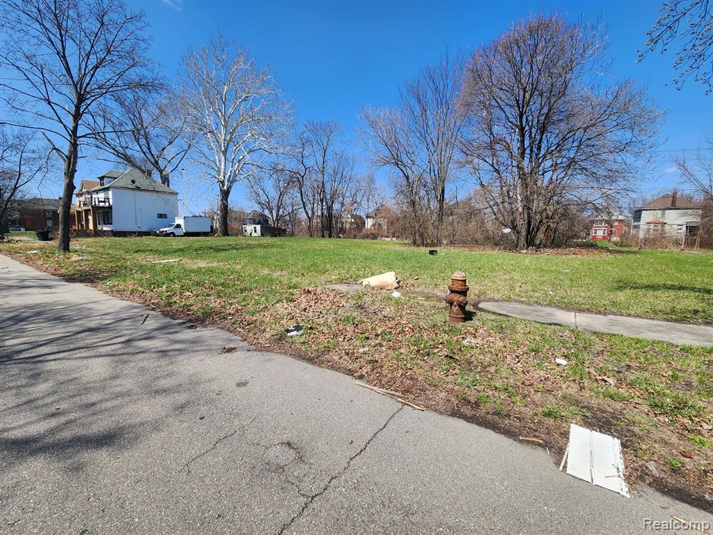 589 Leicester Court Property Photo 2