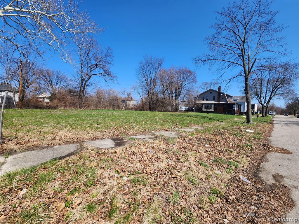 589 Leicester Court Property Photo 7