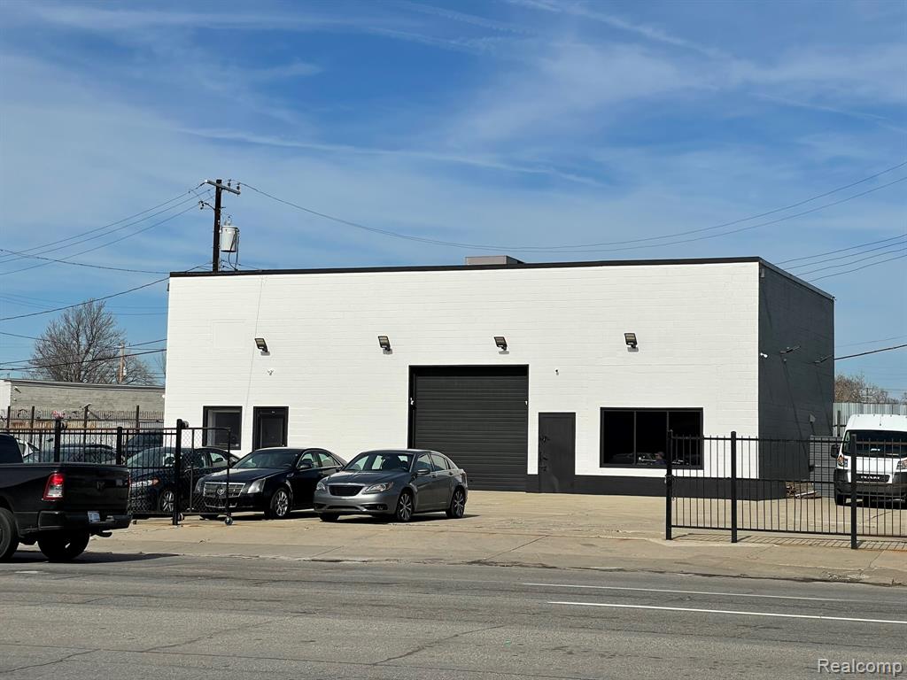 16504 Woodward Avenue