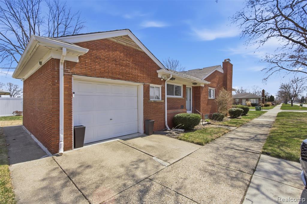 17005 Collinson Avenue Property Photo 3