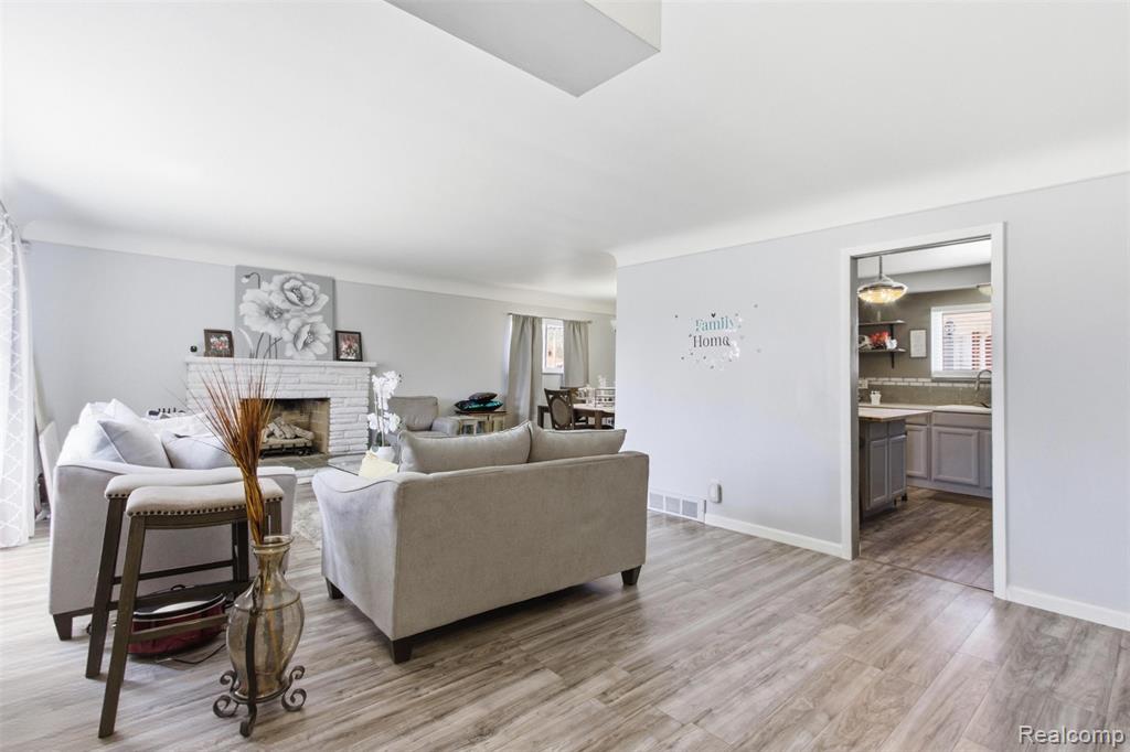 17005 Collinson Avenue Property Photo 4