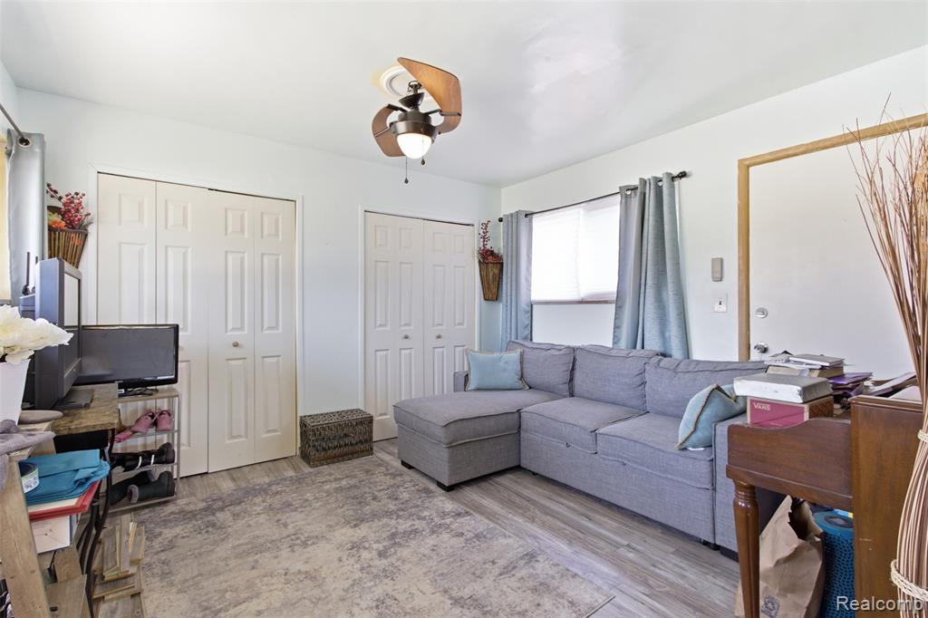 17005 Collinson Avenue Property Photo 10