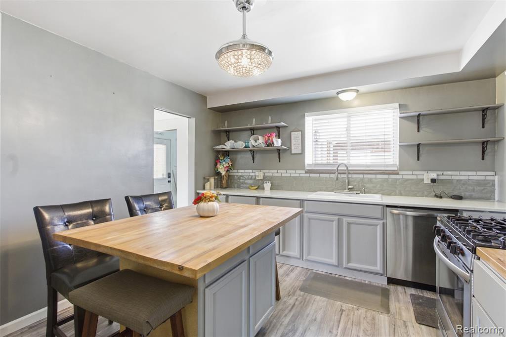 17005 Collinson Avenue Property Photo 11
