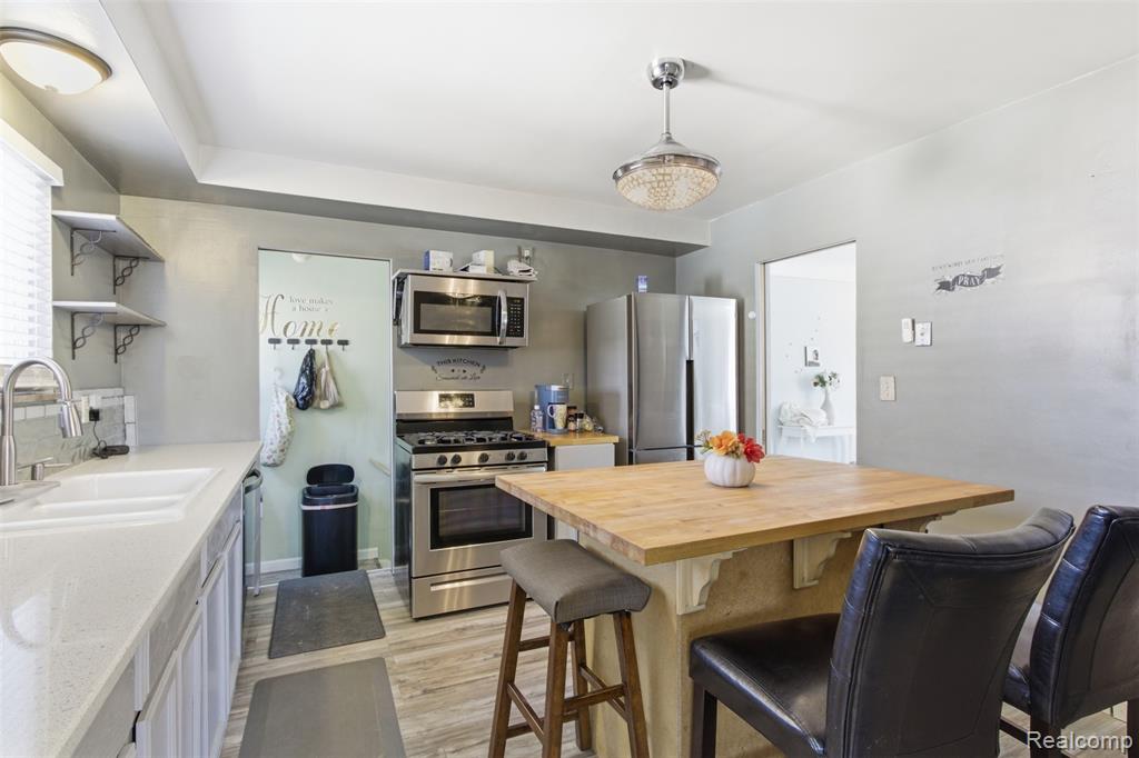17005 Collinson Avenue Property Photo 12