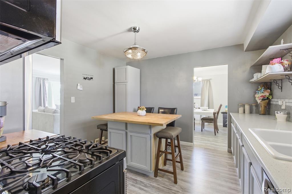 17005 Collinson Avenue Property Photo 13