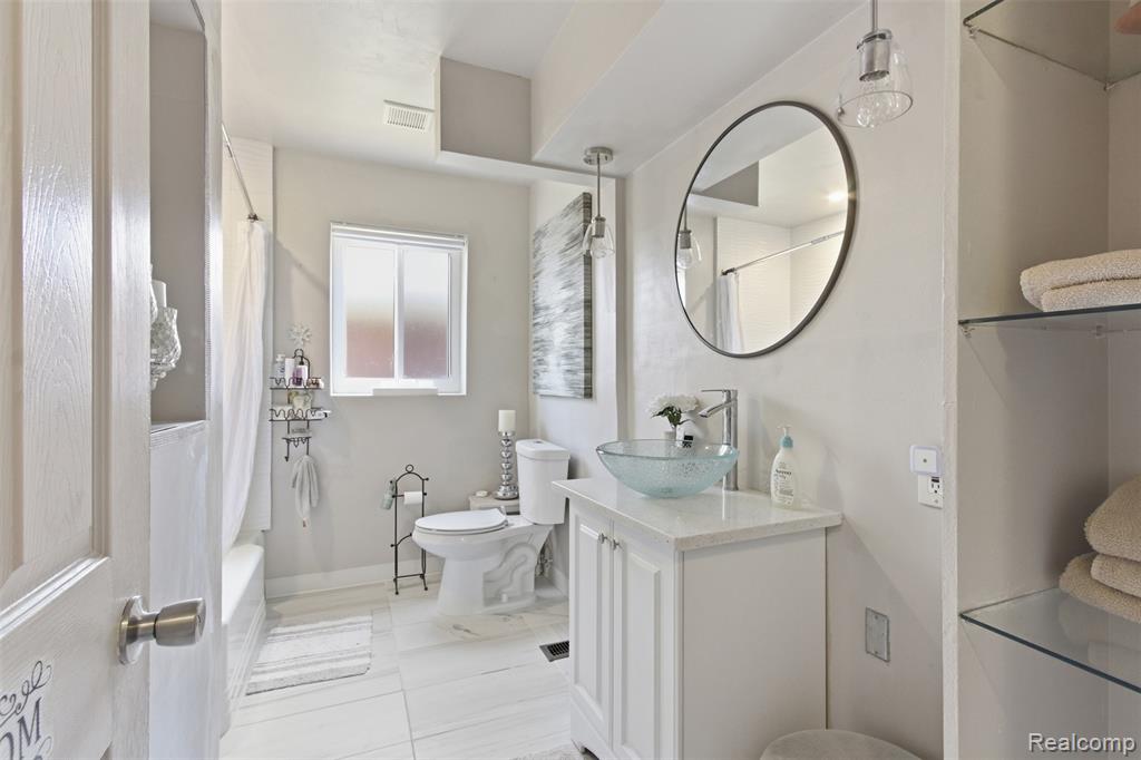 17005 Collinson Avenue Property Photo 14