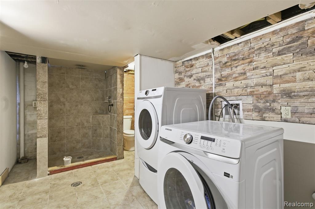 17005 Collinson Avenue Property Photo 17