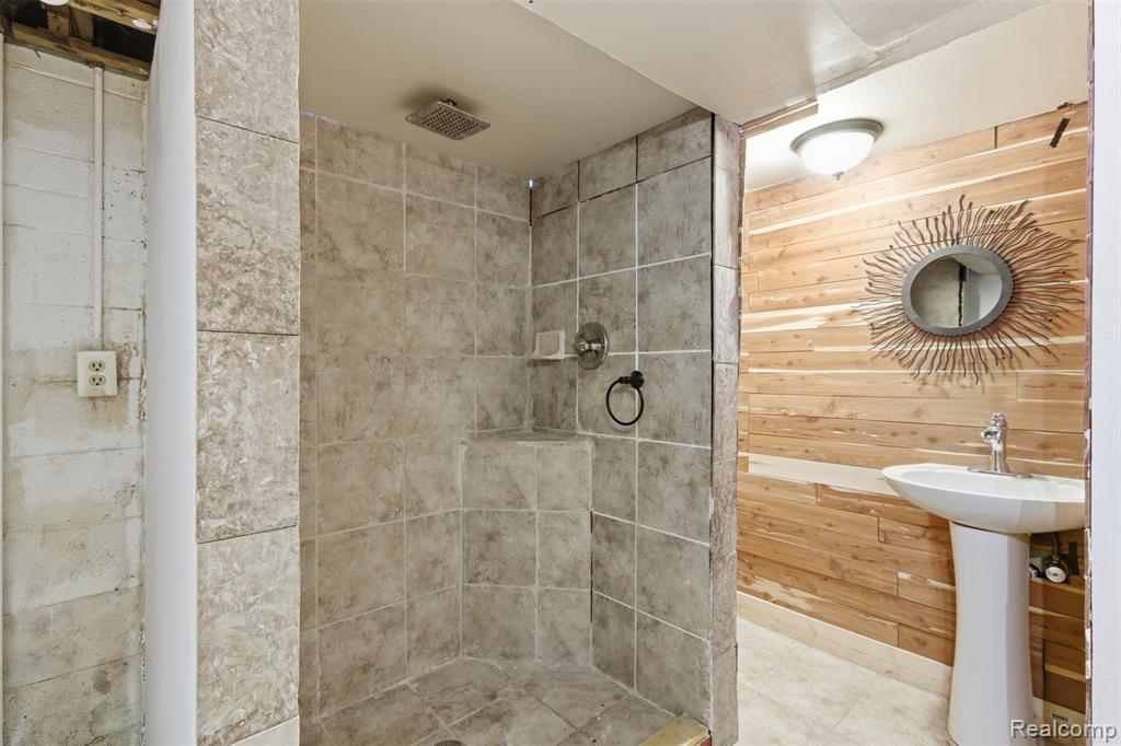 17005 Collinson Avenue Property Photo 18