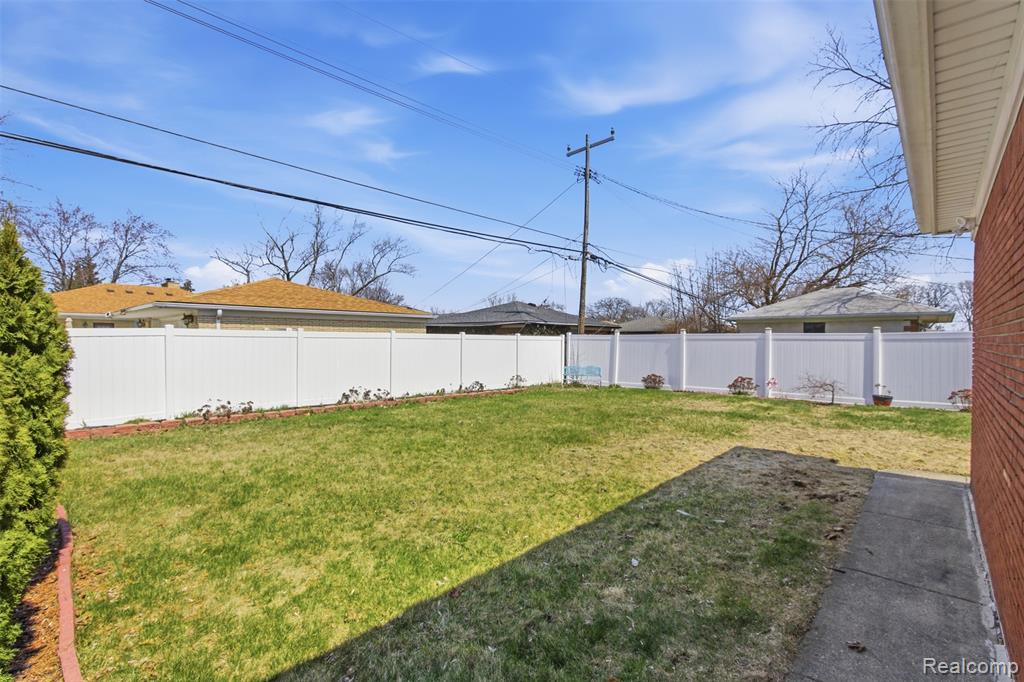 17005 Collinson Avenue Property Photo 19