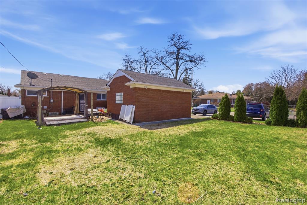 17005 Collinson Avenue Property Photo 20