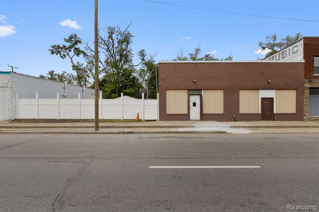8633 Southfield Road Property Photo 2