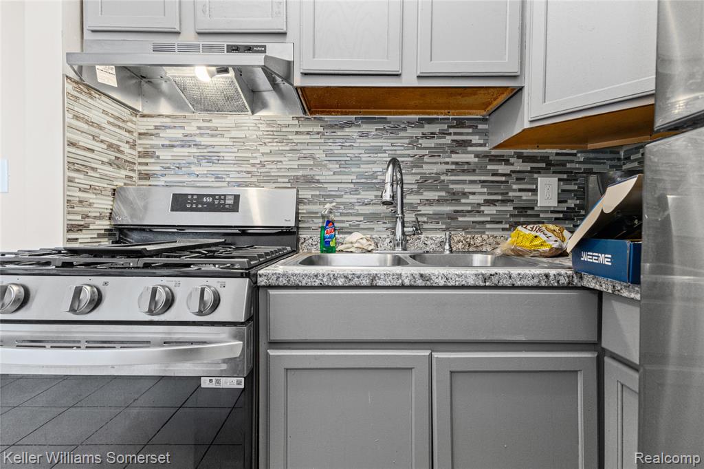 13660 Ohio Street Property Photo 13