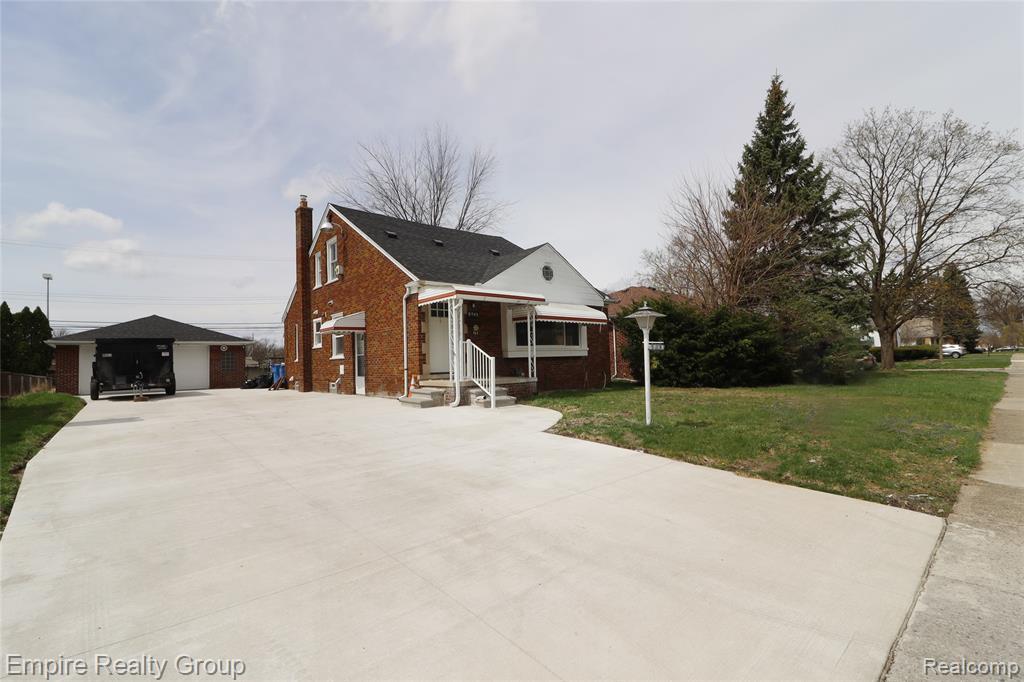 5743 N Highland Street Property Photo 3
