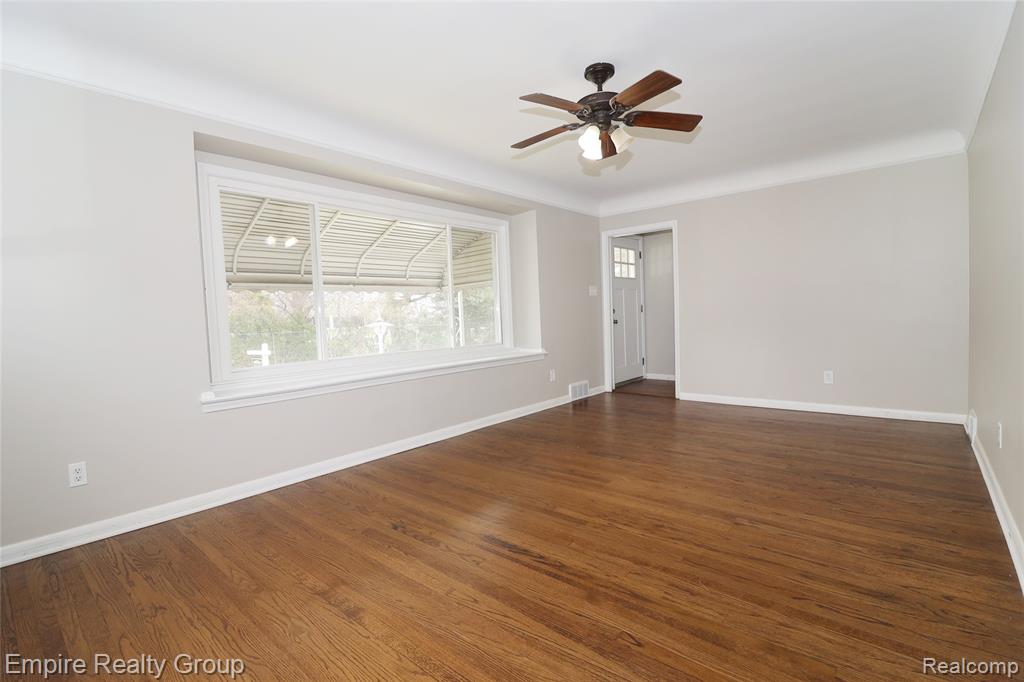 5743 N Highland Street Property Photo 6