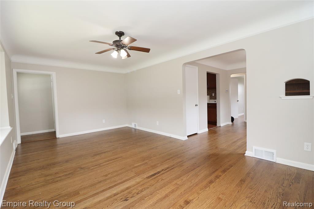 5743 N Highland Street Property Photo 8