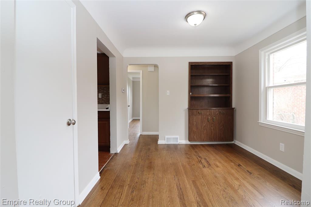 5743 N Highland Street Property Photo 9