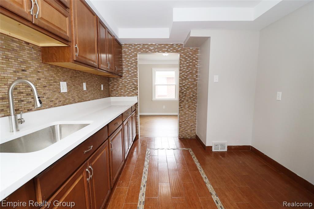 5743 N Highland Street Property Photo 11