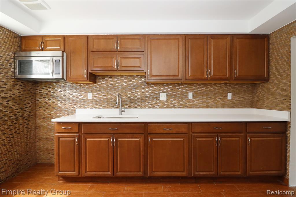 5743 N Highland Street Property Photo 12