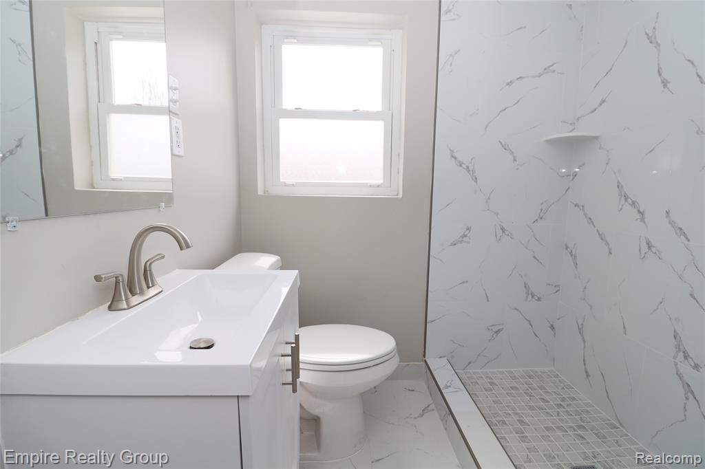 5743 N Highland Street Property Photo 15